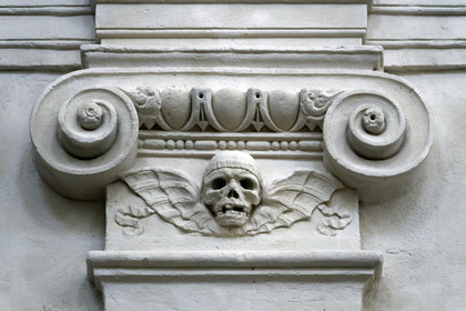 13 Chapiteau dans l'église du musée Arlaten, Arles août 2018..jpg