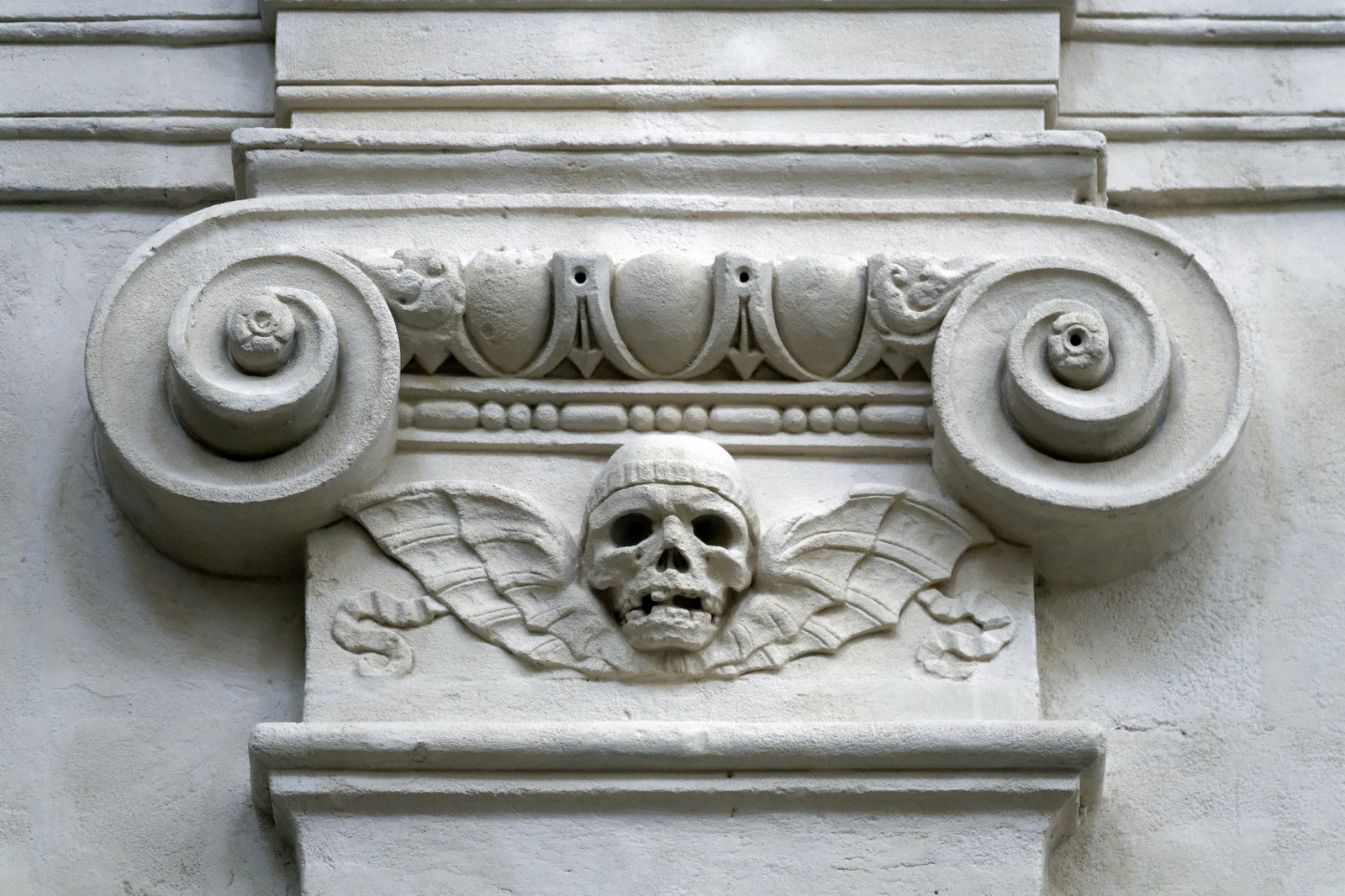 13 Chapiteau dans l'église du musée Arlaten, Arles août 2018..jpg